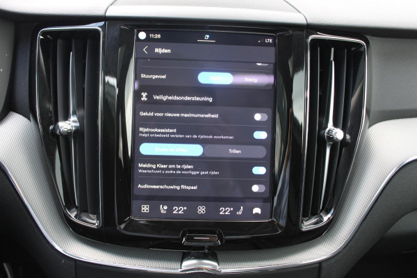 Volvo XC60 T8 455PK Automaat Plug-in hybrid AWD Plus Dark Adaptieve Cruise control / Semi elektrisch wegklapbare trekhaak / Google Infotainment / Panoramisch schuif-kanteldak
