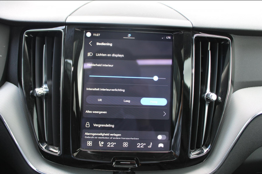 Volvo XC60 T8 455PK Automaat Plug-in hybrid AWD Plus Dark Adaptieve Cruise control / Semi elektrisch wegklapbare trekhaak / Google Infotainment / Panoramisch schuif-kanteldak