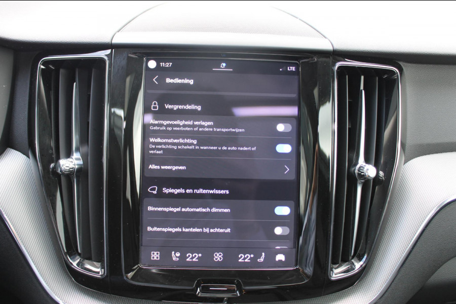 Volvo XC60 T8 455PK Automaat Plug-in hybrid AWD Plus Dark Adaptieve Cruise control / Semi elektrisch wegklapbare trekhaak / Google Infotainment / Panoramisch schuif-kanteldak