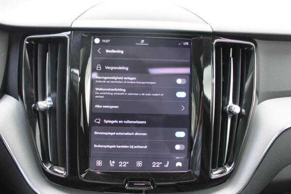 Volvo XC60 T8 455PK Automaat Plug-in hybrid AWD Plus Dark Adaptieve Cruise control / Semi elektrisch wegklapbare trekhaak / Google Infotainment / Panoramisch schuif-kanteldak