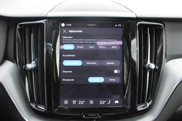 Volvo XC60 T8 455PK Automaat Plug-in hybrid AWD Plus Dark Adaptieve Cruise control / Semi elektrisch wegklapbare trekhaak / Google Infotainment / Panoramisch schuif-kanteldak