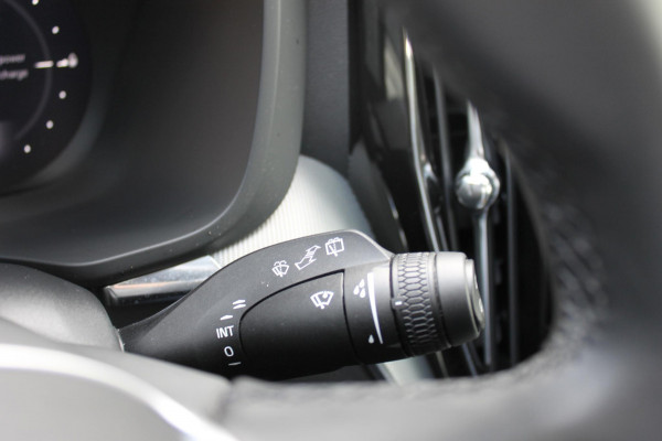 Volvo XC60 T8 455PK Automaat Plug-in hybrid AWD Plus Dark Adaptieve Cruise control / Semi elektrisch wegklapbare trekhaak / Google Infotainment / Panoramisch schuif-kanteldak