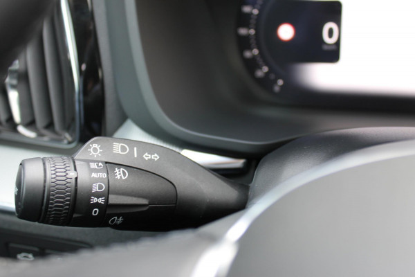 Volvo XC60 T8 455PK Automaat Plug-in hybrid AWD Plus Dark Adaptieve Cruise control / Semi elektrisch wegklapbare trekhaak / Google Infotainment / Panoramisch schuif-kanteldak