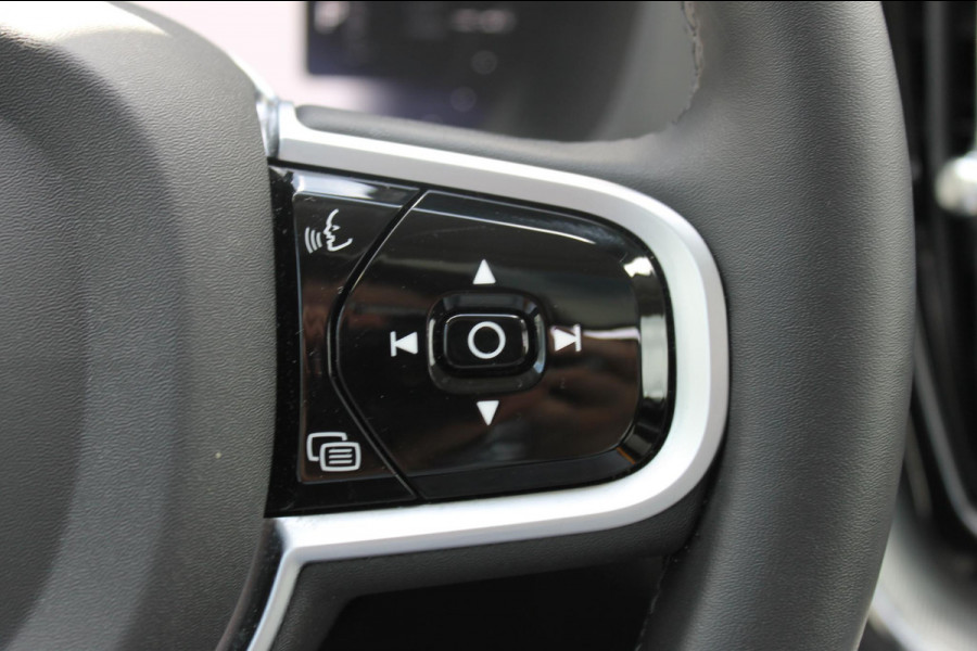Volvo XC60 T8 455PK Automaat Plug-in hybrid AWD Plus Dark Adaptieve Cruise control / Semi elektrisch wegklapbare trekhaak / Google Infotainment / Panoramisch schuif-kanteldak
