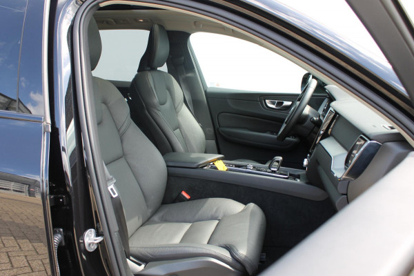 Volvo XC60 T8 455PK Automaat Plug-in hybrid AWD Plus Dark Adaptieve Cruise control / Semi elektrisch wegklapbare trekhaak / Google Infotainment / Panoramisch schuif-kanteldak