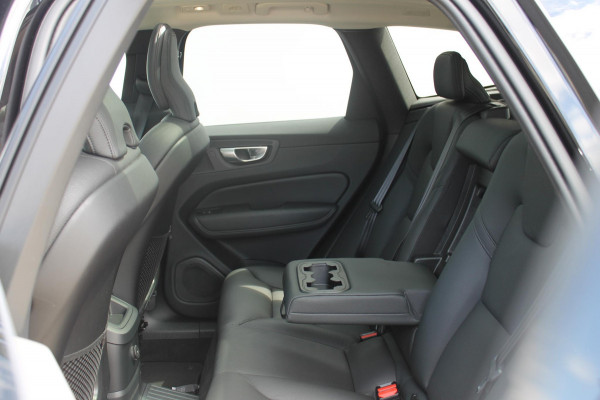 Volvo XC60 T8 455PK Automaat Plug-in hybrid AWD Plus Dark Adaptieve Cruise control / Semi elektrisch wegklapbare trekhaak / Google Infotainment / Panoramisch schuif-kanteldak