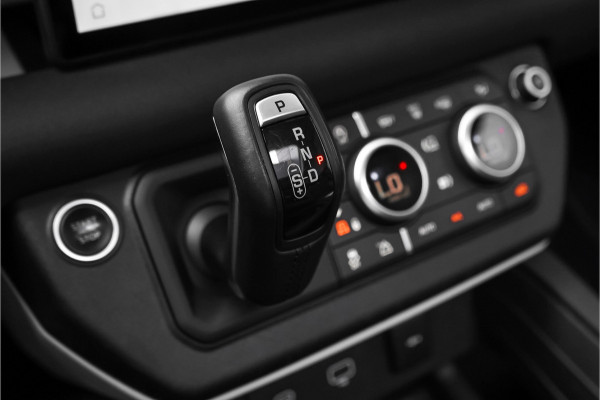 Land Rover Defender 110 2.0 D240 110 HSE 7-Pers Pano Trekhaak ACC Meridian