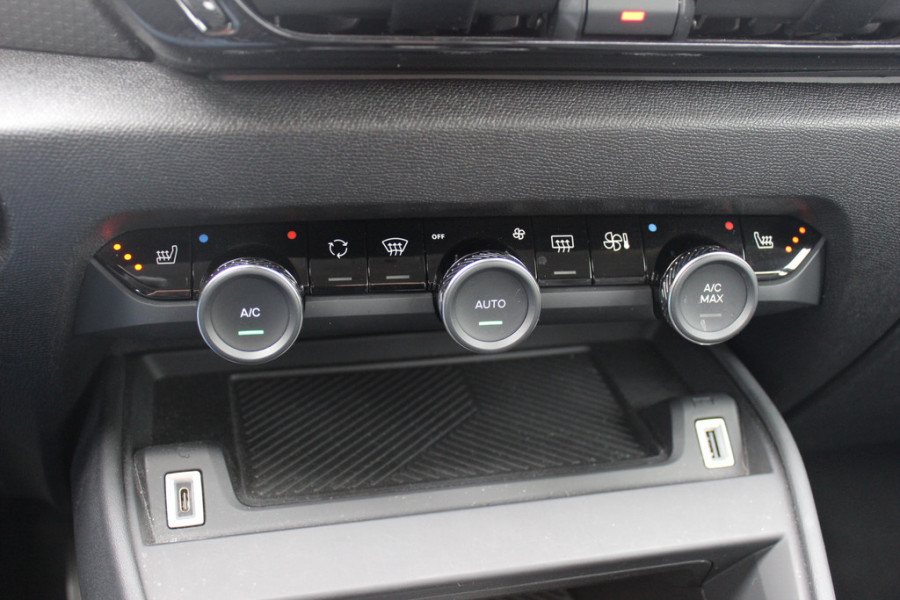 Citroën Ë-C4 Feel 50 kWh / Camera / Head-up / Keyless / CarPlay / 18'' / Dodehoek / DAB / Cruise Control / Full-LED