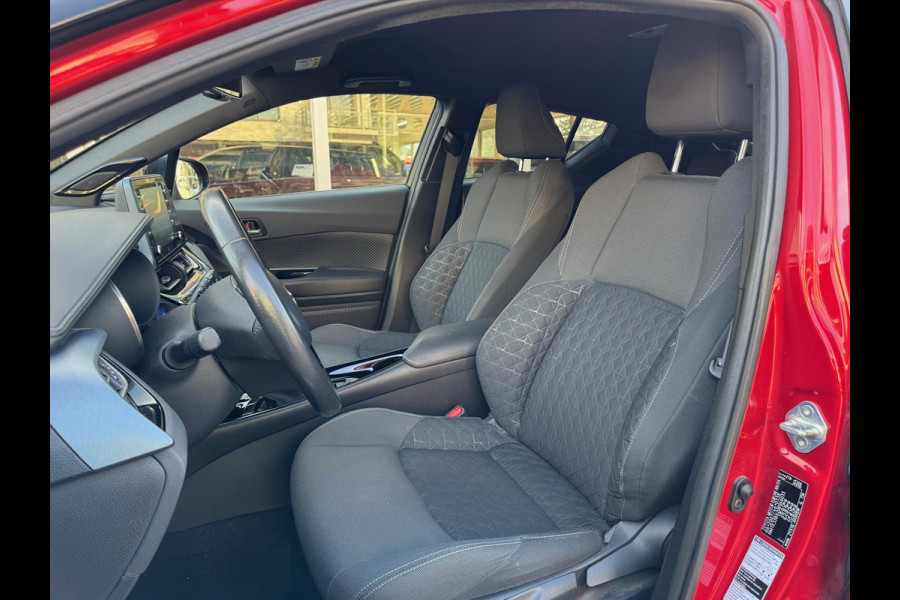 Toyota C-HR 1.8 Hybrid First Edition | Trekhaak, JBL, Apple CarPlay/Android auto, Dodehoekherkenning, Parkeersensoren, Stoelverwarming, LED