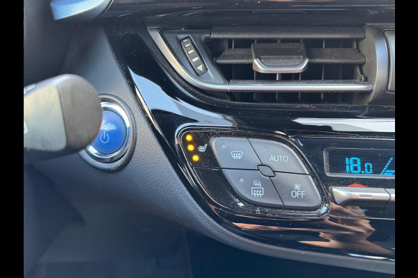 Toyota C-HR 1.8 Hybrid First Edition | Trekhaak, JBL, Apple CarPlay/Android auto, Dodehoekherkenning, Parkeersensoren, Stoelverwarming, LED