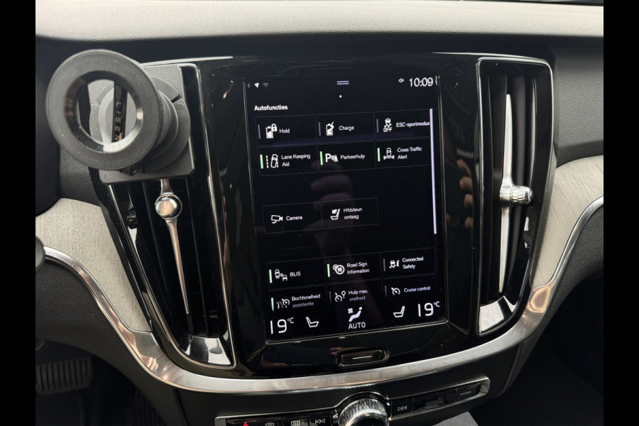 Volvo V60 2.0 T8 Recharge AWD Inscription | Pano | Trekhaak | Harman Kardon | Memory | Pilot Assist | Camera