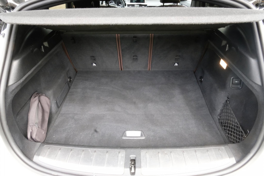 BMW X2 sDrive20i High Executive 190 PK | Panorama dak | Stoelverwarming | Vol lederen bekleding | CarPlay| Elektrische klep | LED verlichting | Lichtmetalen velgen | Achteruitrijcamera |