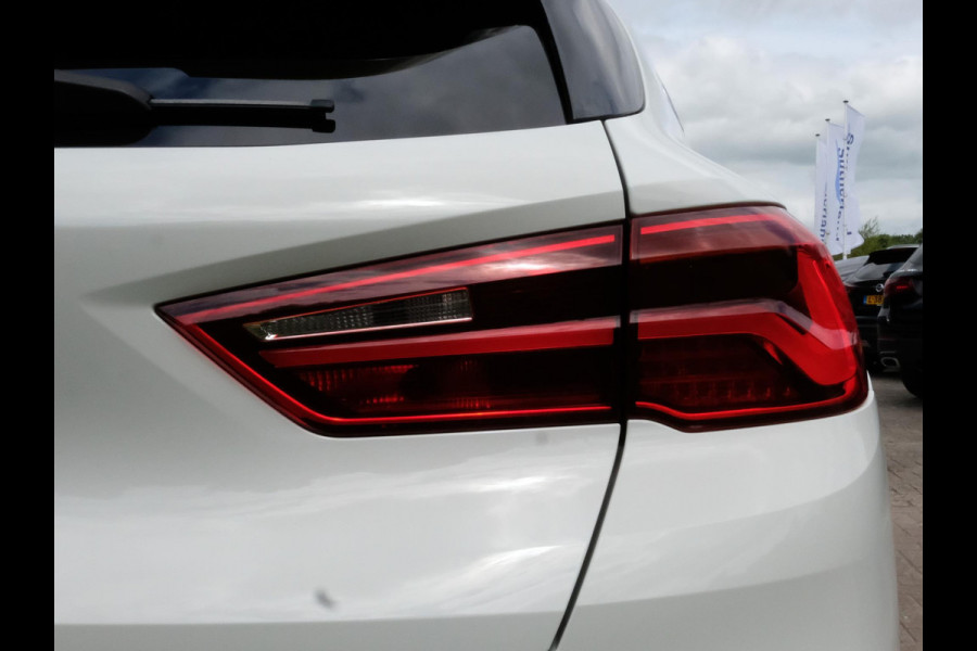 BMW X2 sDrive20i High Executive 190 PK | Panorama dak | Stoelverwarming | Vol lederen bekleding | CarPlay| Elektrische klep | LED verlichting | Lichtmetalen velgen | Achteruitrijcamera |
