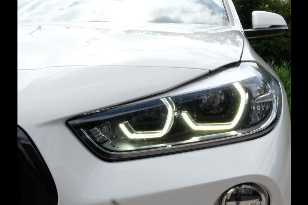 BMW X2 sDrive20i High Executive 190 PK | Panorama dak | Stoelverwarming | Vol lederen bekleding | CarPlay| Elektrische klep | LED verlichting | Lichtmetalen velgen | Achteruitrijcamera |