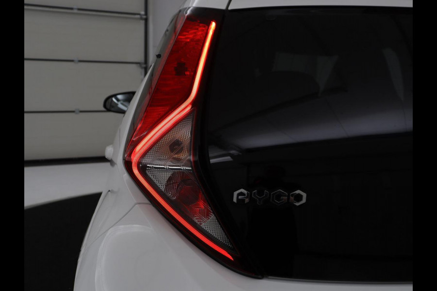 Toyota Aygo 1.0 VVT-i x-joy | Trekhaak | Carplay | DAB | Camera | Automaat | Climate control | Cruise control | LED