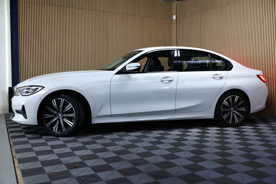 BMW 3 Serie 318i Business Edition AVM SPORTLEDER NAVI CARPLAY VIRTUAL '21