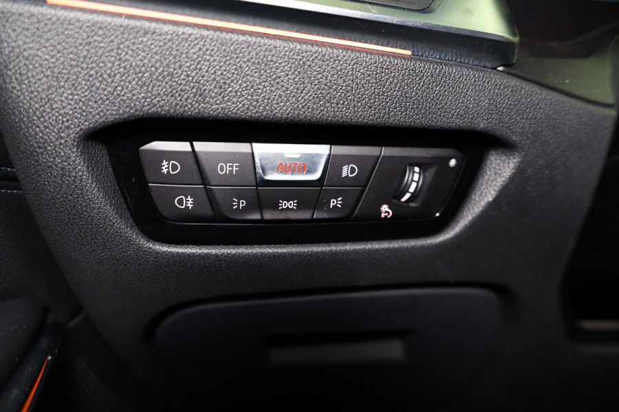 BMW 3 Serie 318i Business Edition AVM SPORTLEDER NAVI CARPLAY VIRTUAL '21