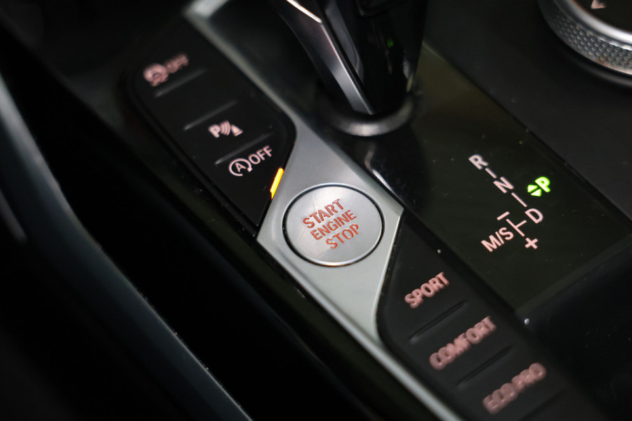 BMW 3 Serie 318i Business Edition AVM SPORTLEDER NAVI CARPLAY VIRTUAL '21