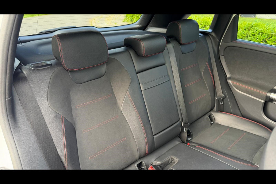 Mercedes-Benz B-Klasse 200 Business Solution AMG | AUTOMAAT | Stoelverwarming | Panorama dak | Achteruitrijcamera | Trekhaak |