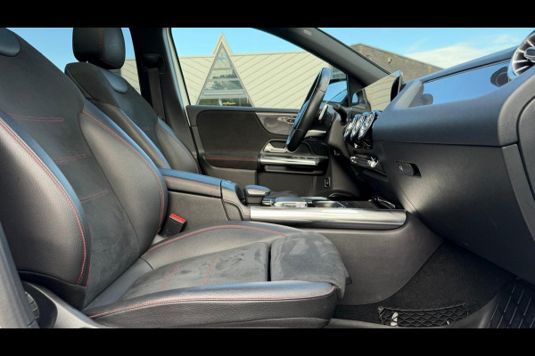 Mercedes-Benz B-Klasse 200 Business Solution AMG | AUTOMAAT | Stoelverwarming | Panorama dak | Achteruitrijcamera | Trekhaak |