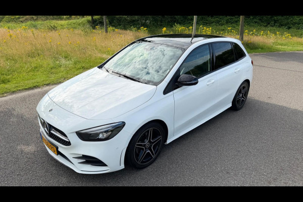 Mercedes-Benz B-Klasse 200 Business Solution AMG | AUTOMAAT | Stoelverwarming | Panorama dak | Achteruitrijcamera | Trekhaak |