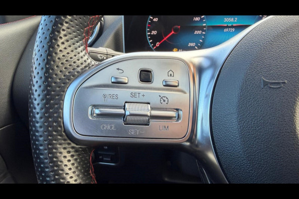 Mercedes-Benz B-Klasse 200 Business Solution AMG | AUTOMAAT | Stoelverwarming | Panorama dak | Achteruitrijcamera | Trekhaak |