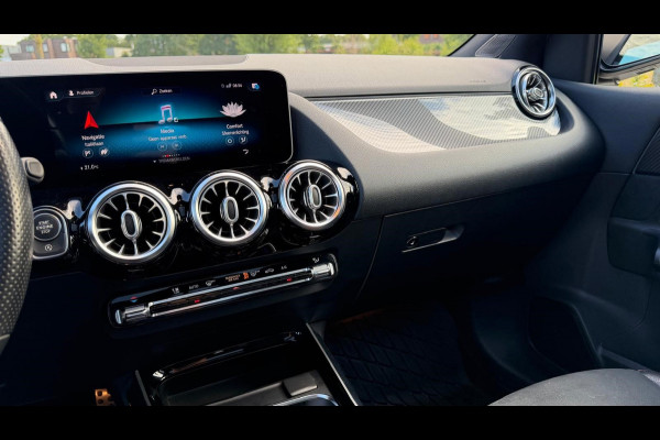 Mercedes-Benz B-Klasse 200 Business Solution AMG | AUTOMAAT | Stoelverwarming | Panorama dak | Achteruitrijcamera | Trekhaak |