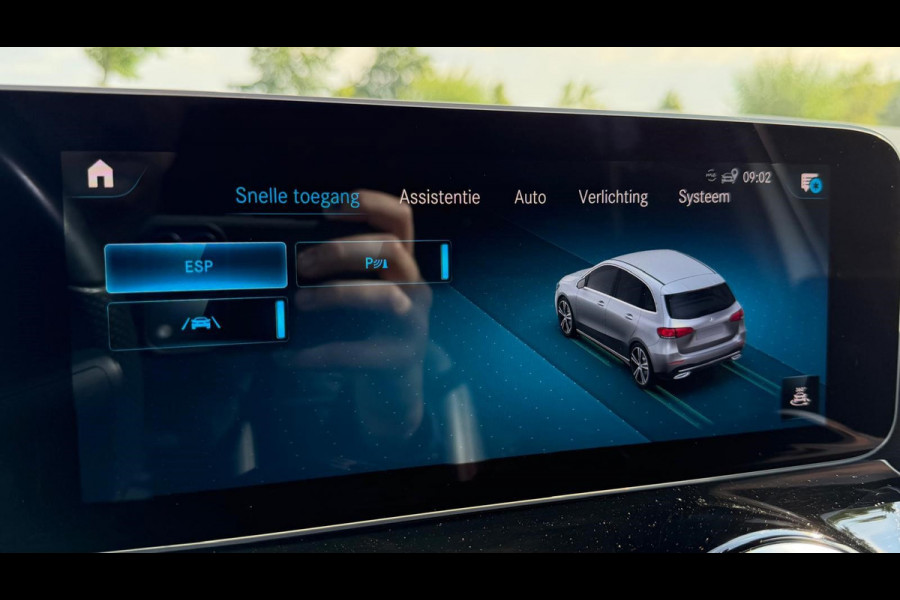 Mercedes-Benz B-Klasse 200 Business Solution AMG | AUTOMAAT | Stoelverwarming | Panorama dak | Achteruitrijcamera | Trekhaak |