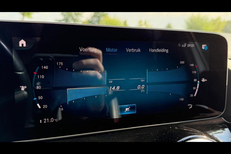 Mercedes-Benz B-Klasse 200 Business Solution AMG | AUTOMAAT | Stoelverwarming | Panorama dak | Achteruitrijcamera | Trekhaak |