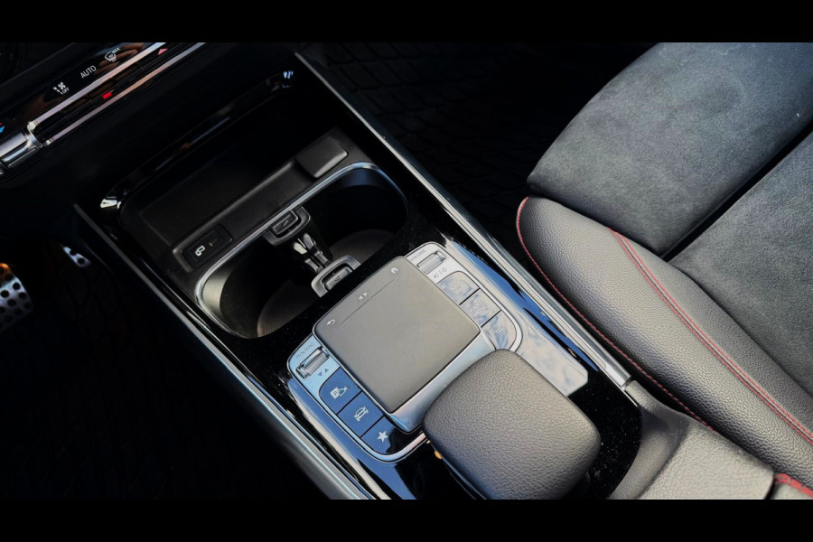 Mercedes-Benz B-Klasse 200 Business Solution AMG | AUTOMAAT | Stoelverwarming | Panorama dak | Achteruitrijcamera | Trekhaak |