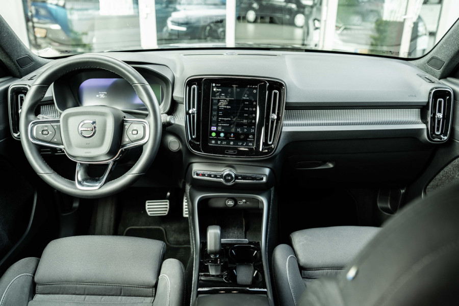 Volvo XC40 | 70 KWH | ALL BLACK | 19' zwart | AppleCarPlay | 1500kg trekgewicht Recharge Plus