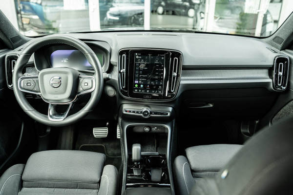 Volvo XC40 | 70 KWH | ALL BLACK | 19' zwart | AppleCarPlay | 1500kg trekgewicht Recharge Plus