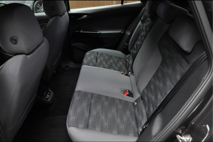Volkswagen ID.4 Navi ACC Camera Warmtepomp PDC Stuurverwarm. Carplay 19" LM velgen Climate voor & achter Interieur voorverwarming & koeling