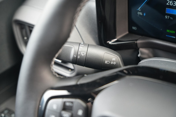 Ford E-Transit Courier Limited 44 kWh 136pk - Trekhaak - Stoel/Stuurverwarming - ACC - Blindspot - Camera - Rijklaar