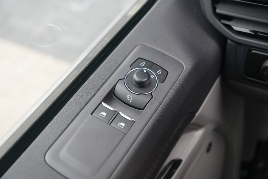 Ford E-Transit Custom 340 L2H1 Sport 71 kWh 218pk - 2x Schuifdeur - ACC - Elek Trekhaak - B&O - Navi - Stoel/Stuurverwarming - 360 Camera - Blindspot