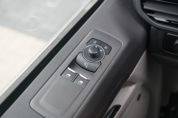 Ford E-Transit Custom 340 L2H1 Sport 71 kWh 218pk - 2x Schuifdeur - ACC - Elek Trekhaak - B&O - Navi - Stoel/Stuurverwarming - 360 Camera - Blindspot