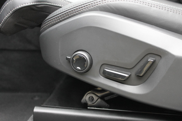 Volvo XC60 T6 Recharge AWD Long Range 350PK Dark Google Infotainment / Elektrisch schuif-kanteldak / 22" lichtmetalen velgen / Stoelventilatie-verwarming voor / Stuurwielverwarming