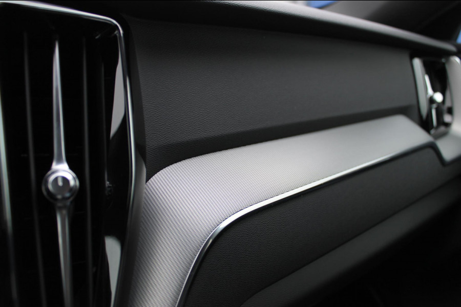 Volvo XC60 T6 Recharge AWD Long Range 350PK Dark Google Infotainment / Elektrisch schuif-kanteldak / 22" lichtmetalen velgen / Stoelventilatie-verwarming voor / Stuurwielverwarming