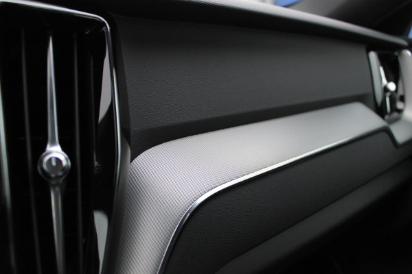 Volvo XC60 T6 Recharge AWD Long Range 350PK Dark Google Infotainment / Elektrisch schuif-kanteldak / 22" lichtmetalen velgen / Stoelventilatie-verwarming voor / Stuurwielverwarming