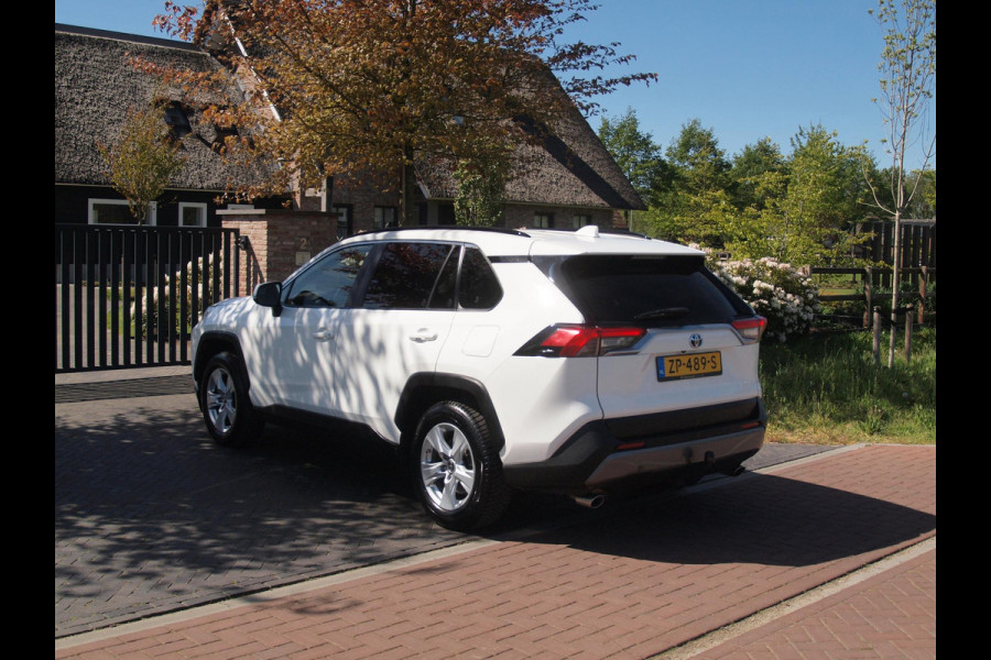 Toyota RAV4 2.5 Hybrid AWD Active | Camera | Trekhaak 1650 trek gewicht | Apple Carplay | Navi | Cruise Control | NL-Auto |