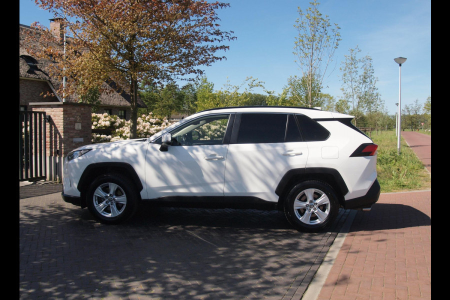 Toyota RAV4 2.5 Hybrid AWD Active | Camera | Trekhaak 1650 trek gewicht | Apple Carplay | Navi | Cruise Control | NL-Auto |