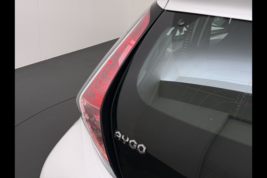 Toyota Aygo 1.0 VVT-i 70PK 5Drs Navi Camera Airco Cruise Control Bluetooth x-play Led Isofix Origineel Nederlandse Auto