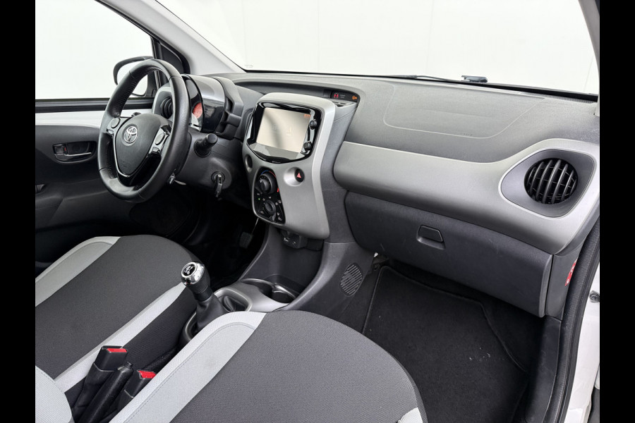 Toyota Aygo 1.0 VVT-i 70PK 5Drs Navi Camera Airco Cruise Control Bluetooth x-play Led Isofix Origineel Nederlandse Auto