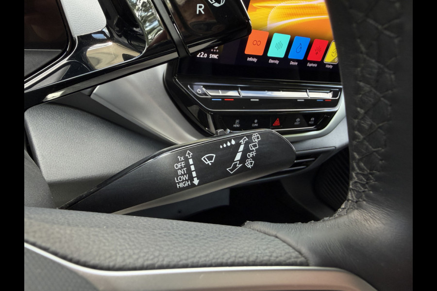 Volkswagen ID.4 Life 77 kWh / Trekhaak / Adapt. Cruise / Carplay / PDC V+A / Stoel verwarming