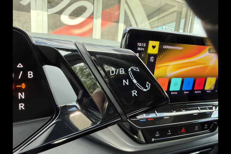 Volkswagen ID.4 Life 77 kWh / Trekhaak / Adapt. Cruise / Carplay / PDC V+A / Stoel verwarming