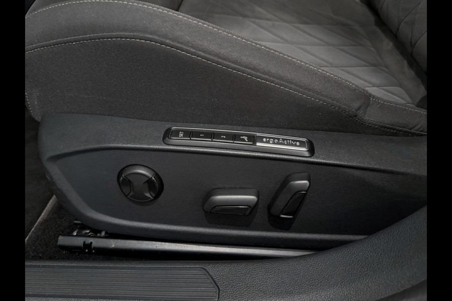 Volkswagen Golf 1.5 eTSI 1st Edition |GTI Pack|IQ-Light|Trekhaak|Massage|Panorama|Stuurverw.|Full opt.
