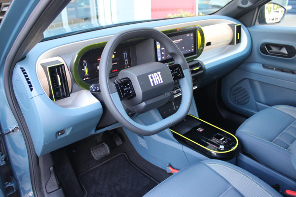 Fiat Grande Panda LA PRIMA 113PK 11 kW 44 kWh | DRAADLOZE APPLE CARPLAY/ANDROID AUTO | NAVIGATIE | ACHTERUITRIJCAMERA | PARKEERSENSOREN VOOR + ACHTER | DRAADLOZE TELEFOONLADER | LED KOPLAMPEN | CLIMATE CONTROL | 3-FASE | 17" LICHTMETALEN VELGEN | PRIVACY GLASS | ACHTERSPOILER |