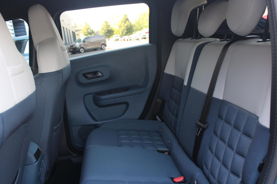 Fiat Grande Panda LA PRIMA 113PK 11 kW 44 kWh | DRAADLOZE APPLE CARPLAY/ANDROID AUTO | NAVIGATIE | ACHTERUITRIJCAMERA | PARKEERSENSOREN VOOR + ACHTER | DRAADLOZE TELEFOONLADER | LED KOPLAMPEN | CLIMATE CONTROL | 3-FASE | 17" LICHTMETALEN VELGEN | PRIVACY GLASS | ACHTERSPOILER |