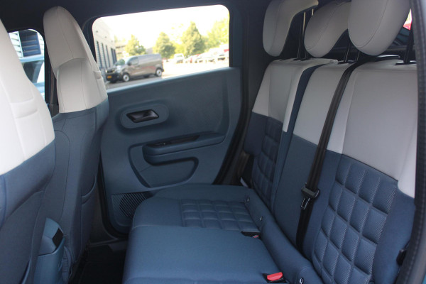 Fiat Grande Panda LA PRIMA 113PK 11 kW 44 kWh | DRAADLOZE APPLE CARPLAY/ANDROID AUTO | NAVIGATIE | ACHTERUITRIJCAMERA | PARKEERSENSOREN VOOR + ACHTER | DRAADLOZE TELEFOONLADER | LED KOPLAMPEN | CLIMATE CONTROL | 3-FASE | 17" LICHTMETALEN VELGEN | PRIVACY GLASS | ACHTERSPOILER |