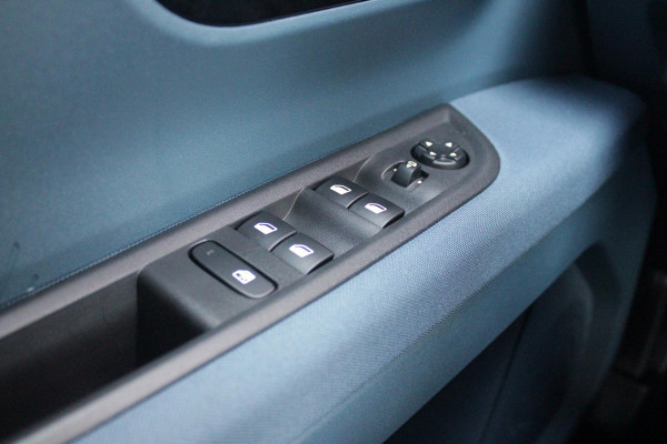 Fiat Grande Panda LA PRIMA 113PK 11 kW 44 kWh | DRAADLOZE APPLE CARPLAY/ANDROID AUTO | NAVIGATIE | ACHTERUITRIJCAMERA | PARKEERSENSOREN VOOR + ACHTER | DRAADLOZE TELEFOONLADER | LED KOPLAMPEN | CLIMATE CONTROL | 3-FASE | 17" LICHTMETALEN VELGEN | PRIVACY GLASS | ACHTERSPOILER |
